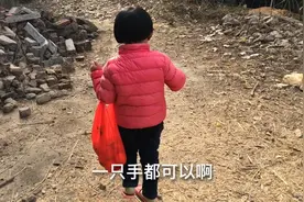 小芳家里橙子太多了送些给朋友尝尝，其实是为了吃人家的柚子
