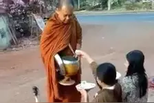 国外僧人托钵乞食，鹅护法真乖！女居士种福田好虔诚！愿正法久住视频封面