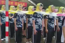 学校自备军训防雨神器，不军训是不可能的