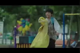 爸爸瘫痪在床，孩子靠捡瓶子维持生活，还教育了成年人，剧情片视频封面