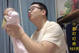 5个月宝宝被爸爸亲，一脸抗拒，甚至动手打起了爸爸，真可爱视频封面