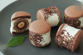 用买的巧克力做成马卡龙，比蛋糕店的更奢华，省了不少钱