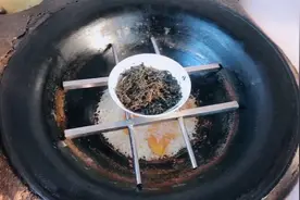 土灶柴火稀饭好吃 却被妈妈煮干了 洗碗放大锅里洗老公还闹了笑话视频封面