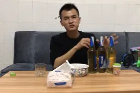 老婆不在身边，小伙半夜睡不着觉，买来三瓶啤酒随便喝视频封面