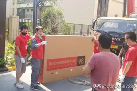 蚌埠市首台小米98寸电视入户图片