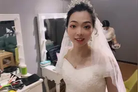 97年阿姨终于出嫁了，今天去试新娘妆，中式那件敬酒服真漂亮视频封面