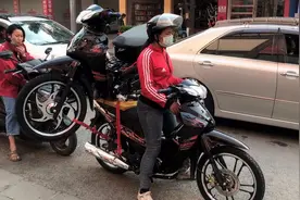 中缅边境，缅甸人从早到晚运输摩托车，源源不断把中国商品运回去
