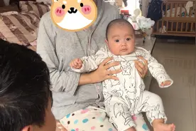 爸爸假装在哭泣，四个月大的宝宝竟是这表情，老爸很生气呀视频封面