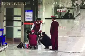 有我们在！90后兵哥哥就医途中腿伤发作，路上陌生人争相帮他视频封面
