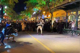 两个年轻人在横店街头实战武打，看呆吃瓜群众视频封面