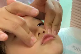 小女侠肺炎了，😭带到小儿推拿店做推拿🤩视频封面