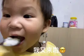 小语在拍视频一岁多女儿一直来参与，以为妈妈是在跟她玩