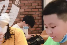 割包皮说小手术感觉也不容易，辛苦一整天，关键娃还不理解视频封面