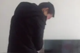 爸爸撑着妹妹倒立。视频封面