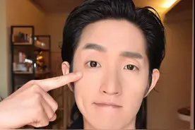 眼部精华和眼霜到底有哪些区别？
如果非要二选一，应该选哪个？
请点击视频查看[震惊]视频封面