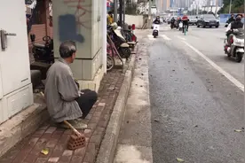 有多少年迈的父母背着子女在路边在天桥下做这样的事情？视频封面
