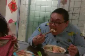 300斤胖妹在家饿的煮了一盆泡面吃 🍜，老妈看见叨叨我吃太多视频封面