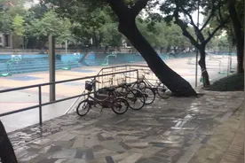 东北小伙再次感受大学生活，来到南宁民族大学，直呼这篮球场好大视频封面