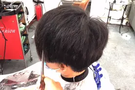小姐姐硬发质内卷毛躁蓬松，发型师这样剪年轻好看了