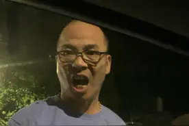 醉酒男子拦停私家车耍酒疯视频封面