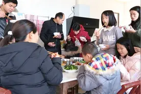 老张家今天真热闹，大表姐掌厨做经典卤味，7种美味一锅卤，真香视频封面