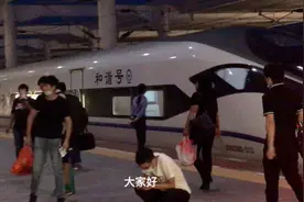 在浙江省湖州市湖州高铁站，坐列车到杭州需要30分钟左右，好快。
