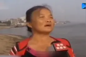 奇葩：湖北大妈喝八两白酒去长江游泳，竟在水里睡着飘到了江西视频封面