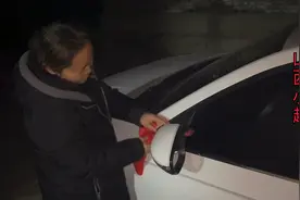 过年习俗：家里绑红布，有啥寓意？小超和老妈大早上就开始忙碌