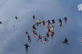 来看看外国人是如何对待每天生活的视频封面