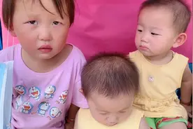 带三个女儿出去太难了，三姐妹哭着都不配合太难了太心疼了视频封面