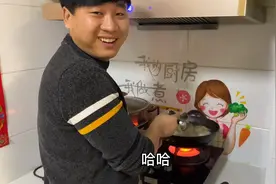 过年一家团圆了，亲姐坐16个小时客车，回家过年，卢小开亲自下厨视频封面