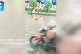 早高峰暴雨积水 辅警小哥徒手掏下水道排险