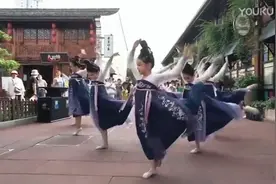 #汉服到底能有多仙气#
小孩子们穿上汉服表演舞蹈《丽人行》