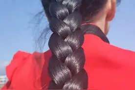 最美长发，乌黑发亮。两米多长秀发是多少女人羡慕的。