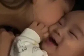 #爸爸和妈妈的差别待遇#
哈哈哈哈宝宝的反应非常真实了