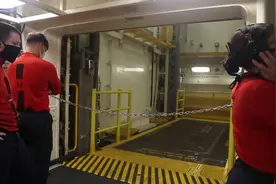 “福特”号的先进弹药升降机（AWE）。

这种新型航母弹药升降机被用于将弹药从飞行甲板下方的武器库中提升到飞行甲板