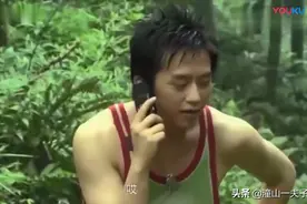 美女扭伤了脚,小伙心疼为美女脱下袜子,哪知小伙...视频封面