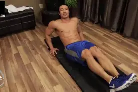 如何快速减脂+虐腹？下面型男教你练出8块腹肌！视频封面