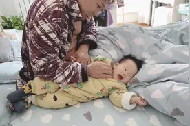 八个月宝宝被爸爸挠痒痒，笑声太魔性，引得妈妈奶奶哈哈大笑，