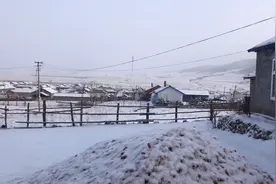 黑龙江封村后的第一场雪，村庄像披上了洁白婚纱，真是瑞雪兆丰年