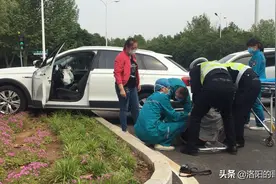 女司机受伤，被120救走，一辆白色SUV冲上绿化带，安全气囊弹开视频封面