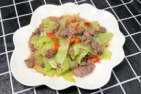 牛肉炒莴笋非常适合减肥的时候吃，热量只有210千卡，一学就会视频封面