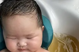 都说六个月的宝宝用泥巴水洗澡？不，其实是放了对身体好的好东西