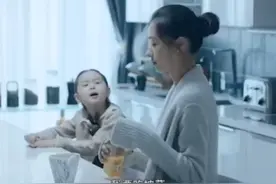 妈妈下楼拿快递，竟然有陌生男子在外面敲门。视频封面
