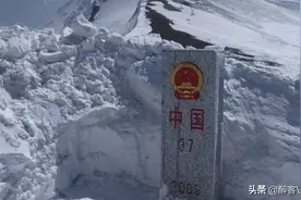 长白山天池，一半中国一半朝鲜，曾经是火山爆发山口图片