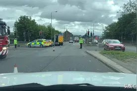 英国公路上的现代汽车翻了，大家开车一定要注意安全。视频封面