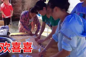 二嫂敏锅跟着婶婶学做一道美食叫欢喜，原来那么简单又好吃