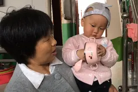 宝宝一岁生日姥姥要给买碗和勺，这又是啥规矩？铭铭看视频看哭了视频封面