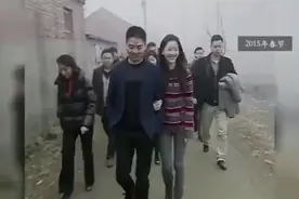 15年春节刘强东带奶茶妹妹回老家，刘总大气，真是众星捧月般