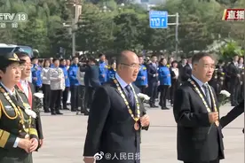 【#张伯礼张定宇陈薇向人民英雄纪念碑献花#】#烈士纪念日视频封面
